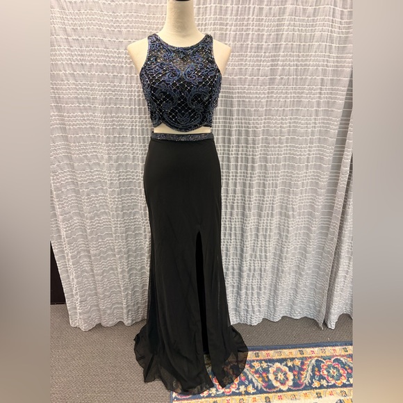 Primavera Couture Black and Blue Beaded Gown is available for purchase on au PAY Market - Imported Goods Online Store Co.Ltd. | au PAY Market - Online Shopping Site Primavera Couture Black and Blue Beaded Gown is available for purchase on au PAY Market - Imported Goods Online Store Co.Ltd. | au PAY Market - Online Shopping Site